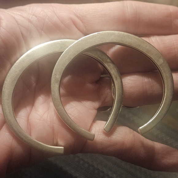 PERFECT PAIR OF STERLING CUFFS!CURVED.STANDS UP ON WRIST.SUBSTANTIAL.VTG.EUC!FAB - Picture 3 of 11